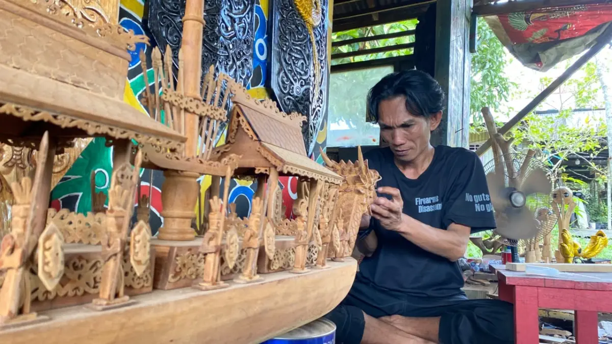 Mufti Rakhman, pengrajin kayu di Kecamatan Seranau, Kotim.(Miftah/kaltengpos.jawapos.com)