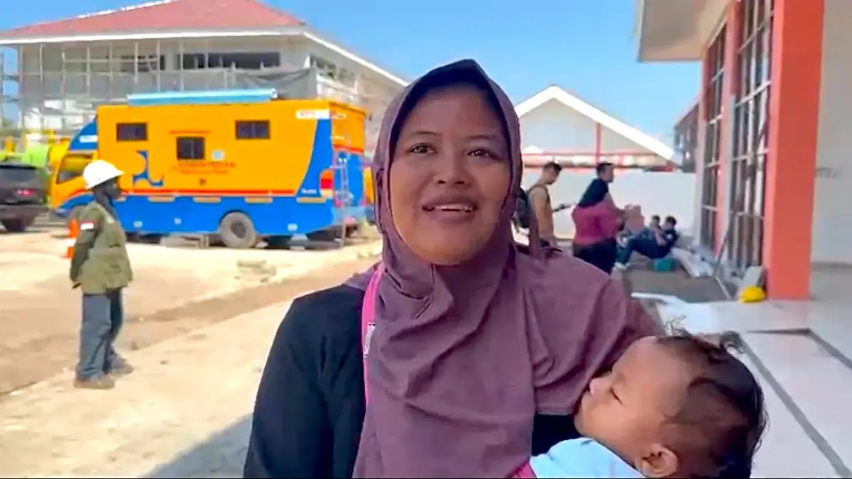 Orang tua peserta didik, Linda Nur Indrasari saat mengantarkan anaknya untuk mengikuti MPLS di Sekolah Rakyat. Kamila/Kalteng Pos