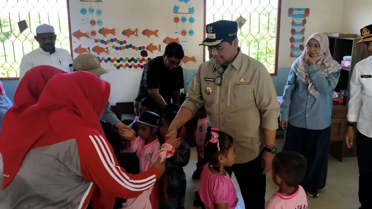 Bupati Barito Utara H Shalahuddin menyapa anak TK/PAUD Permata Bunda beserta para guru.(Reno/Kalteng Pos)