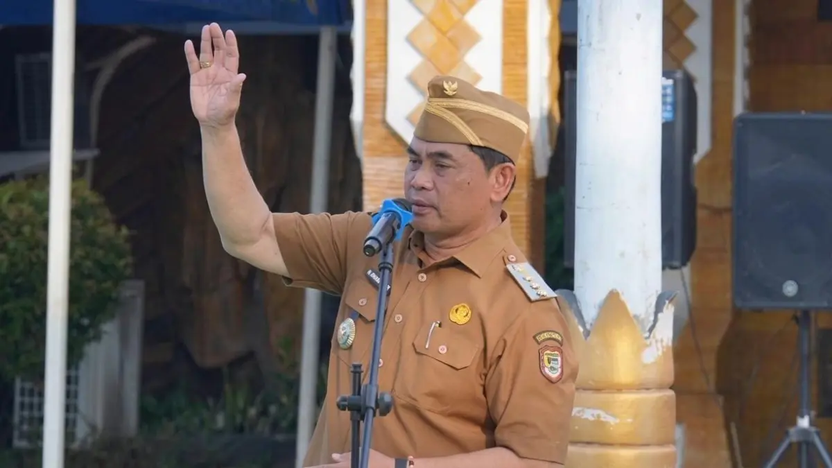 Bupati Barito Utara H Shalahuddin saat menyampaikan amanat kepada ASN.(humas)