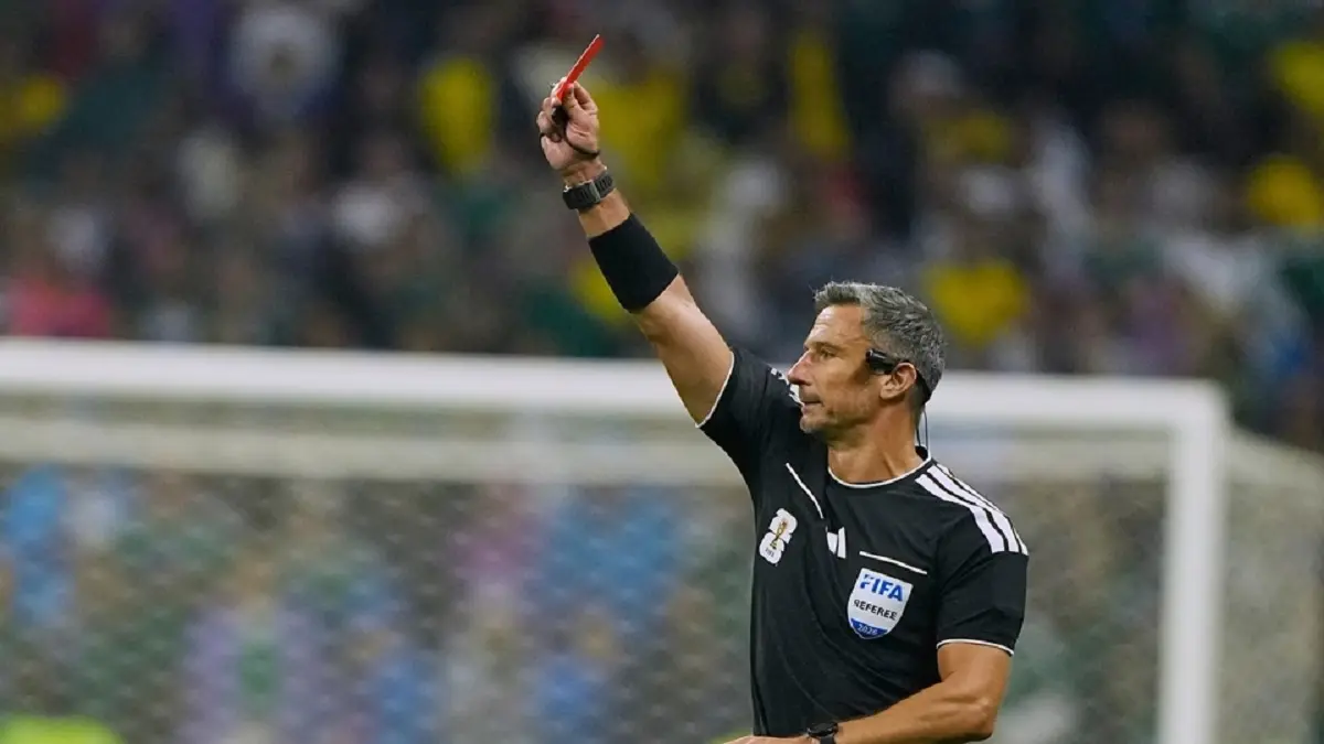 Federasi sepak bola internasional FIFA telah mengeluarkan keputusan perihal wasit yang akan memimpin laga final Piala Dunia 2026 antara Spanyol vs Argentina. Pengadil lapangan asal Slovenia, Slavko Vincic, dipercaya untuk memimpin duel panas partai puncak itu. (Sumber: AP Photo/Natacha Pisarenko)