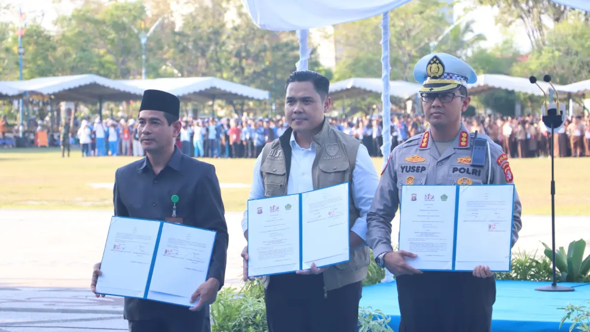 Dirlantas Polda Kalteng Kombes Pol Yusep Dwi Prastiya bersama Kadisdik Kalteng dan Kanwil Kemenag Kalteng menunjukkan dokumen perjanjian kerja sama Program PKS.(Humas)