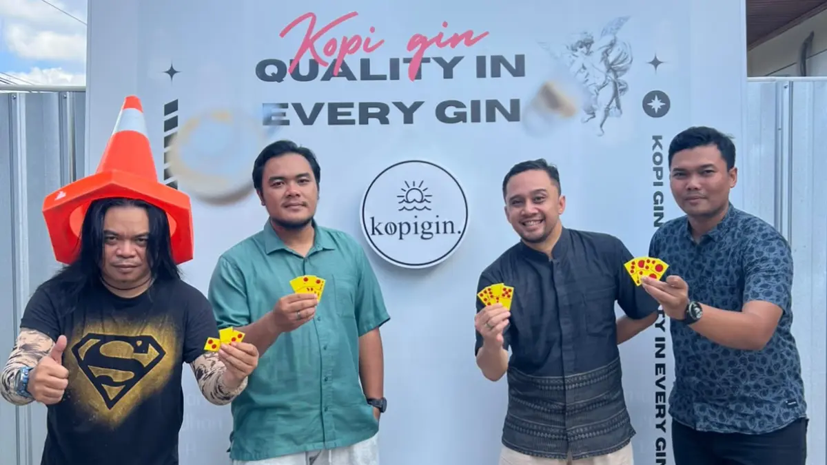 Giben, panitia pelaksana Lomba Domino Jurnalis (kiri) bersama pemilik Café Kopigin, Fajrin, menyambut menyiapkan tempat untuk kegiatan Lomba Domino Insan Jurnalis session 7.(dok pribadi)
