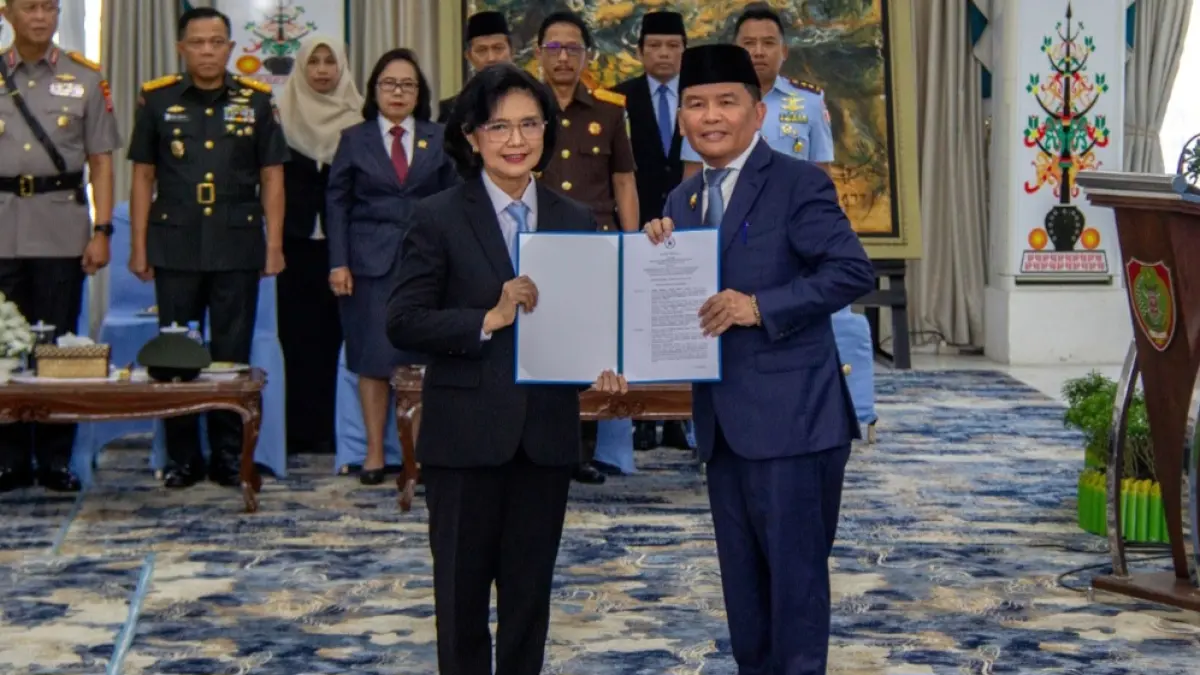 Gubernur Kalteng H Agustiar Sabran menyerahkan dokumen kepada Sekda dr Linae Victoria Aden di Istana Isen Mulang.(Arief Prathama/Kalteng Pos)