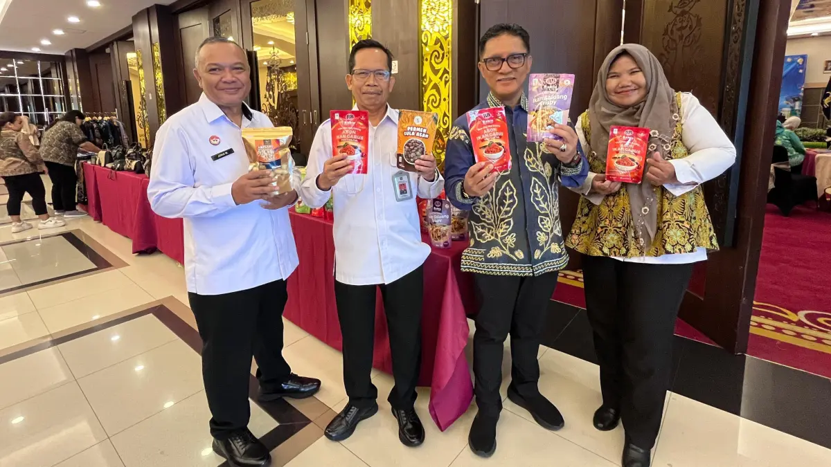 Kakanwil Kemenkum Kalteng, Hajrianor (2 dari kiri) bersama Kepala Divisi Pelayanan Hukum, Joko Martanto bersama pelaku UMKM Robin Food dan mangat.ind usai kegiatan sosialisasi dan pendampingan Kekayaan Intelektual di Palangka Raya. (Humas)