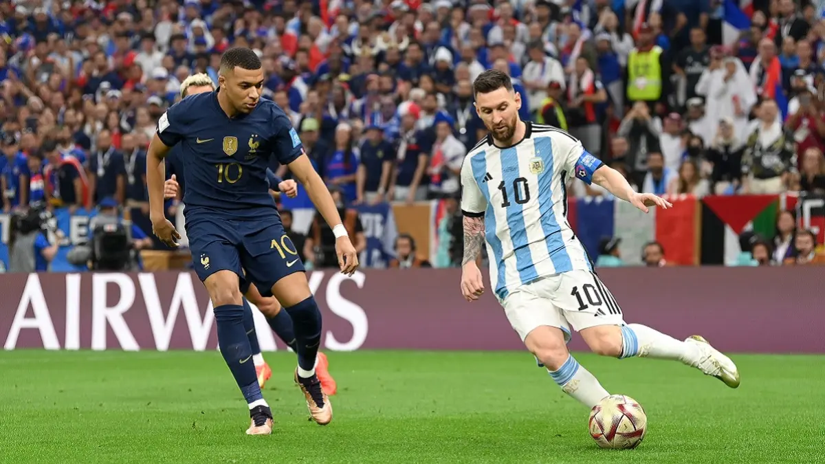 Lionel Messi dan Kylian Mbappe bakal bersaing dalam perburuan sepatu emas Piala Dunia 2026 dalam laga terakhir yang akan dimainkan masing-masing. (Sumber: Getty Images) 