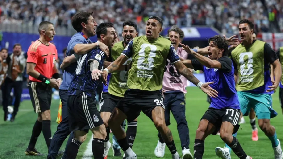 Timnas Argentina melaju ke final Piala Dunia FIFA 2026 usai menang tipis 2-1 atas wakil Eropa Inggris di Atlanta, Kamis (16/7) dini hari WIB. Argentina akan berjumpa Spanyol di partai puncak. (Sumber: AFP)