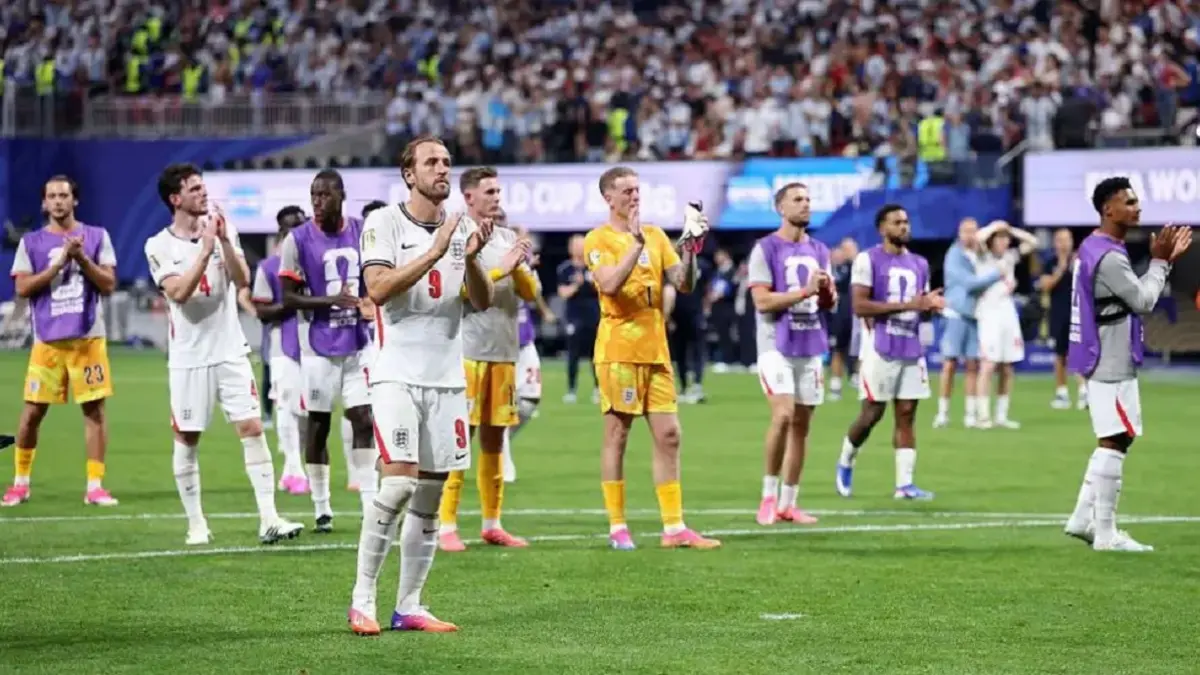 Timnas Inggris harus menerima hasil pahit usai takluk 1-2 dari Argentina di semifinal Piala Dunia 2026. Taktik bertahan yang diterapkan di babak kedua justru menjadi petaka bagi Kane Cs. (Sumber: Getty Images)