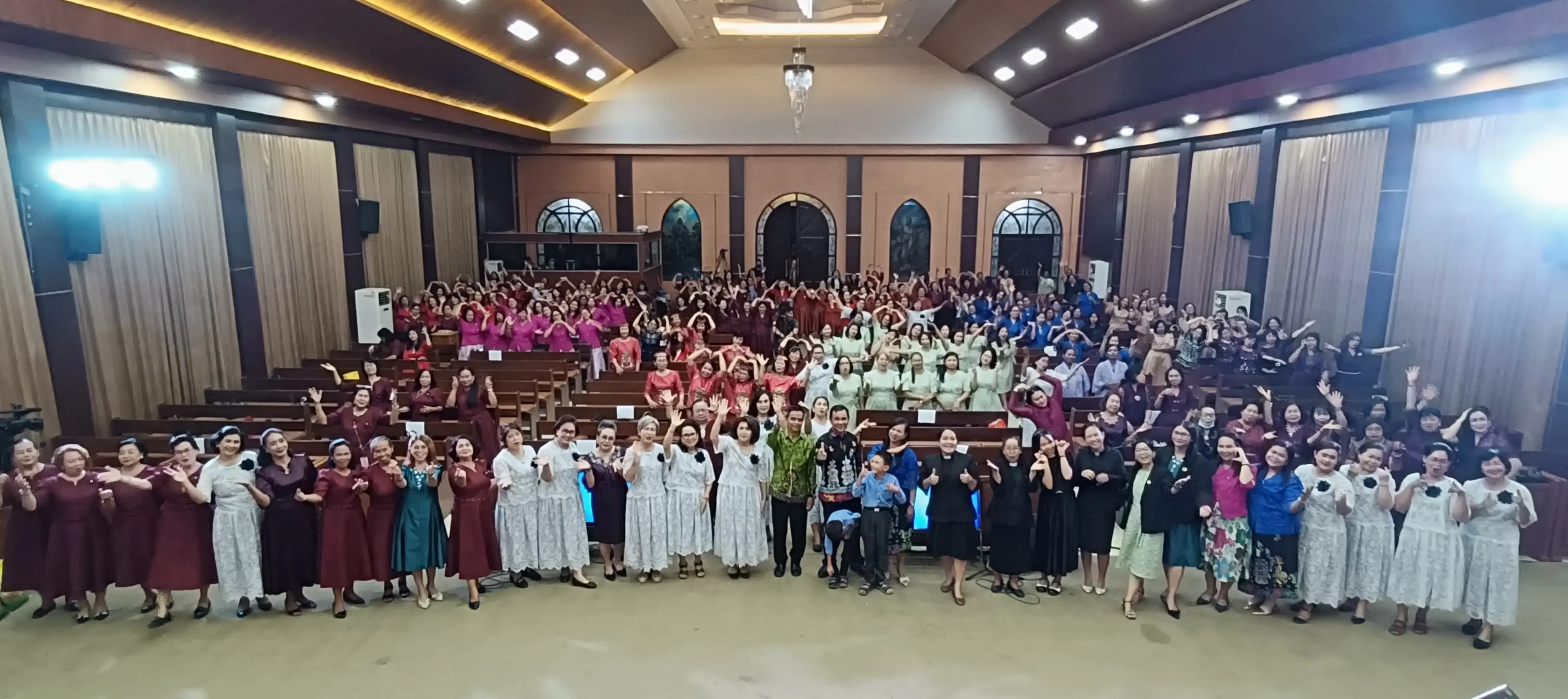 Seluruh peserta dan tamu foto bersama usai ibadah dan perayaan hari perempuan GKE Tahun 2026.