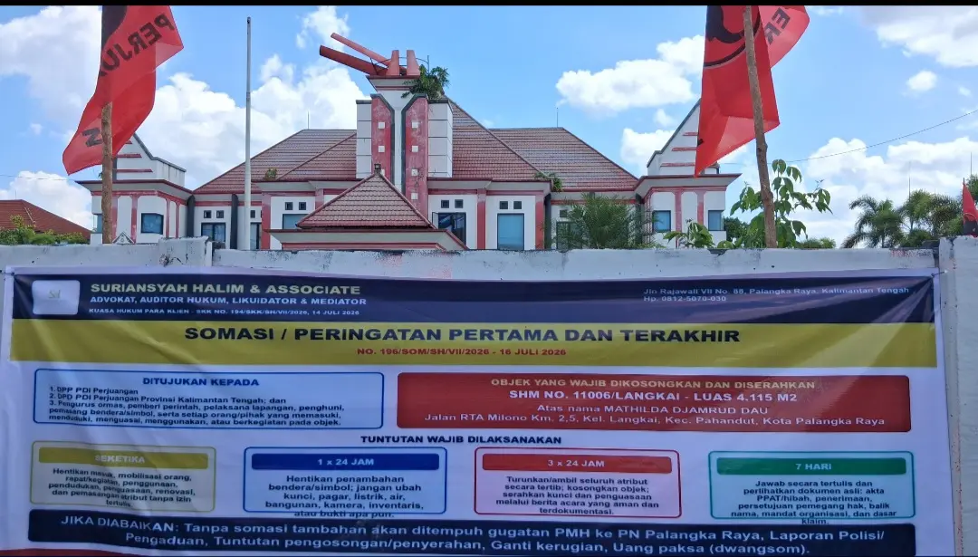 Spanduk berisi somasi dipasang di depan eks Kantor PDI Perjuangan Kalteng.