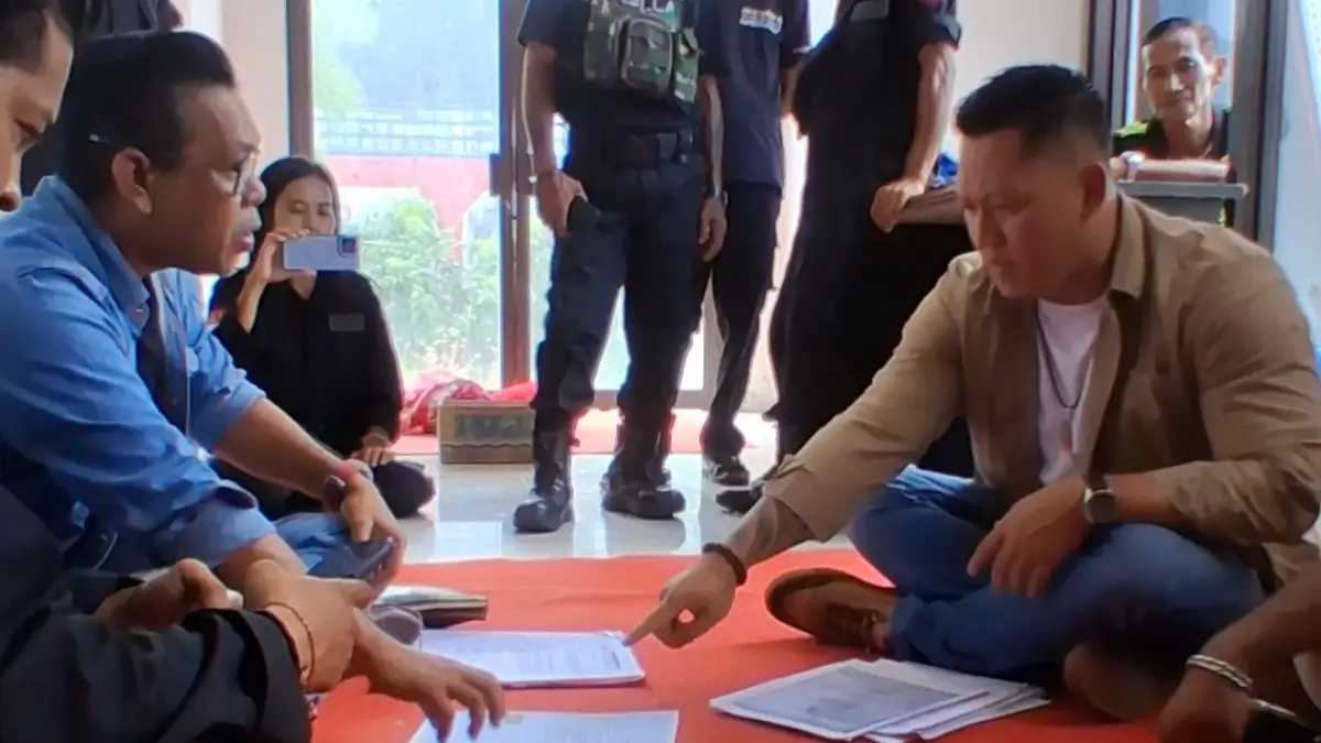 Ziburahman (kiri) saat berargumen dengan Suriansyah Halim selaku kuasa hukum R Atu Narang.(Agus Pramono/kaltengpos.jawapos.com)