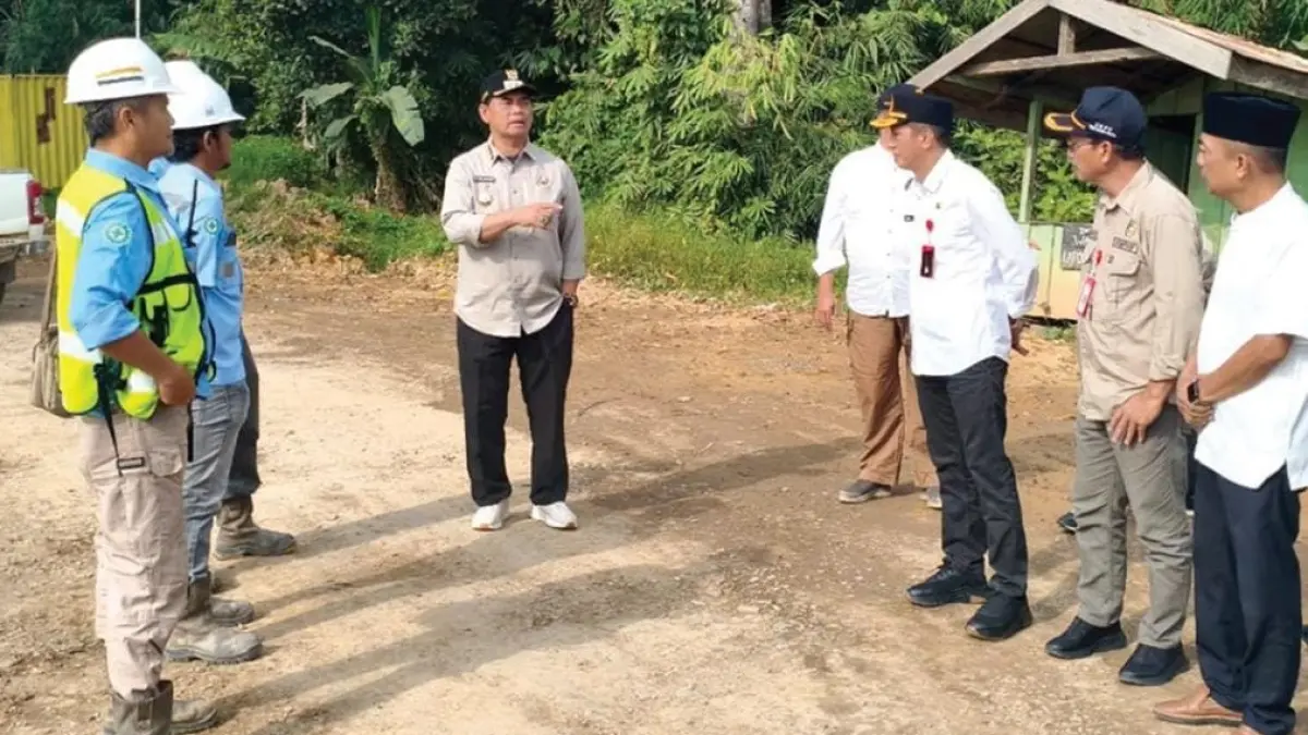 Bupati Barito Utara H Shalahuddin ditemani Sekretaris Daerah Drs Muhlis bersama jajaran saat meninjau kondisi jalan rusak yang sering digunakan oleh PT BBN .(Humas)