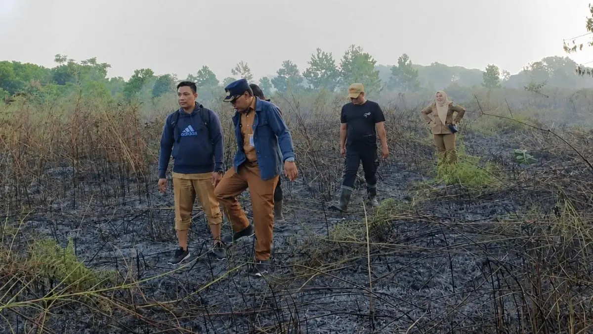 Camat Mentawa Baru Ketapang, Irpansyah, meninjau lokasi kebakaran lahan di Desa Eka Bahurui.(Miftah/kaltengpos.jawapos.com)