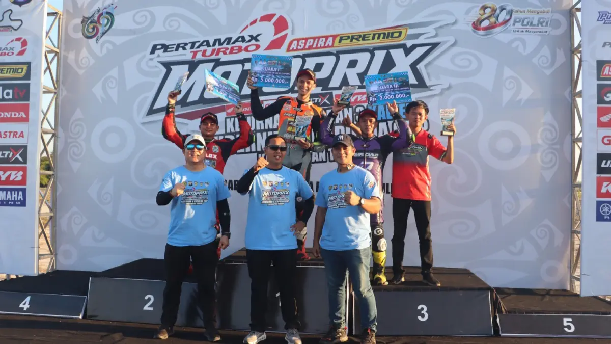Dirlantas Polda Kalteng Kombes Pol Yusep Dwi Prastiya (tengah, bawah) bersama para juara usai penyerahan penghargaan pada ajang Pertamax Turbo Motoprix Aspira Premio 2026 di Sirkuit Sabaru, Palangka Raya.(Dok pribadi)