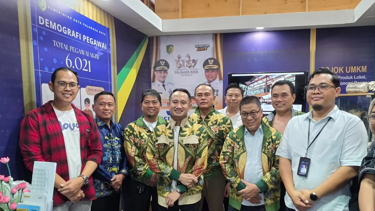 Branch Manager TASPEN KC Palangka Raya bersama Wali Kota Palangka Raya Fairid Naparin, Wakil Wali Kota Palangka Raya Achmad Zaini, Ketua DPRD Kota Palangka Raya Subandi, Kepala Kejaksaan Negeri Palangka Raya Yunardi, Kepala BKPSDM Kota Palangka Raya Fauzi Rahman, Kepala Bank Mantap KC Palangka Raya Fandi Andriansyah.(Taspen)