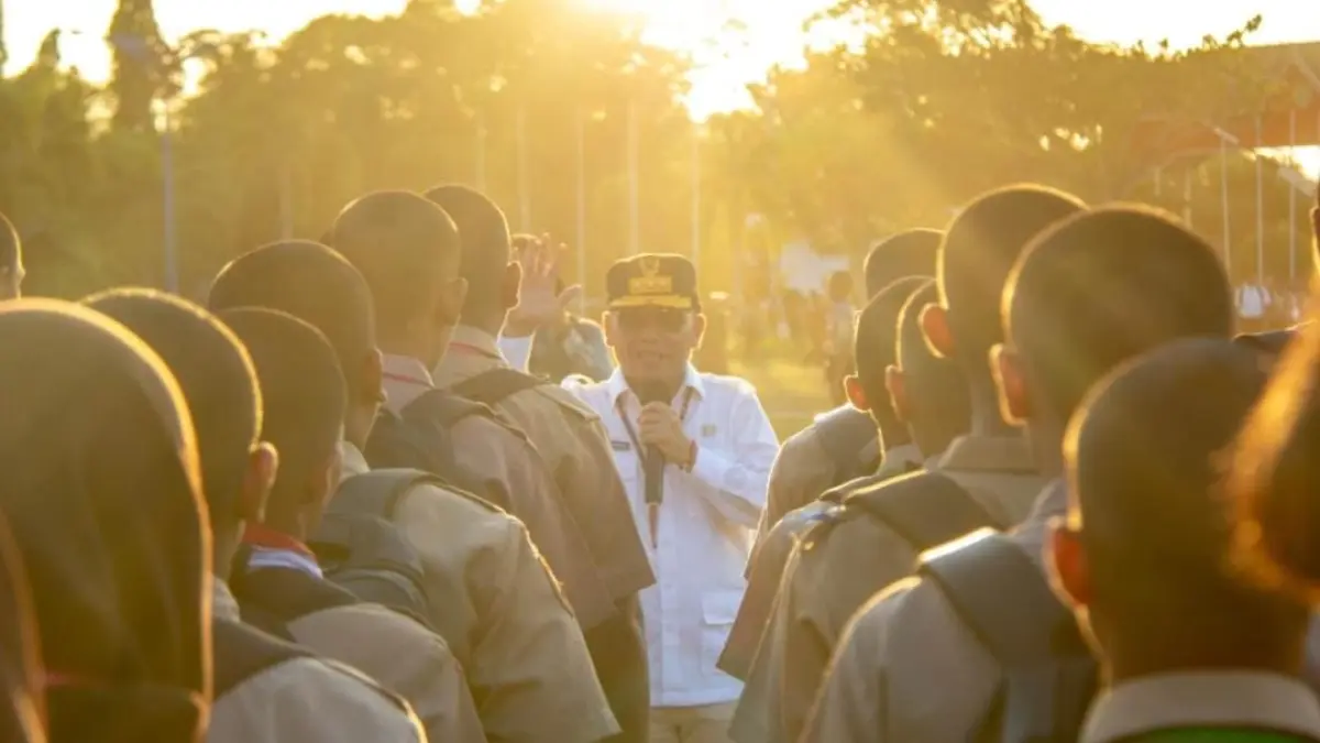 Gubernur Kalteng H Agustiar Sabran bersama siswa baru pada MPLS Serentak tingkat SMA sederajat di Halaman Kantor Gubernur.(Arief Prathama/Kalteng Pos)
