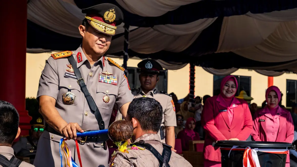 Kapolda Kalimantan Tengah, Irjen Pol Iwan Kurniawan melaksanakan tradisi siraman kepada siswa Diktuk Bintara.(Humas)
