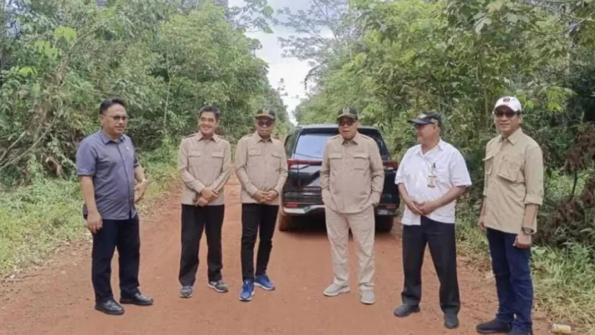 Komisi IV DPRD Kalteng melakukan kunjungan kerja di ruas jalan Cempaka Mulia – Kampung Melayu, beberapa waktu yang lalu.(Dok pribadi)
Kotim
