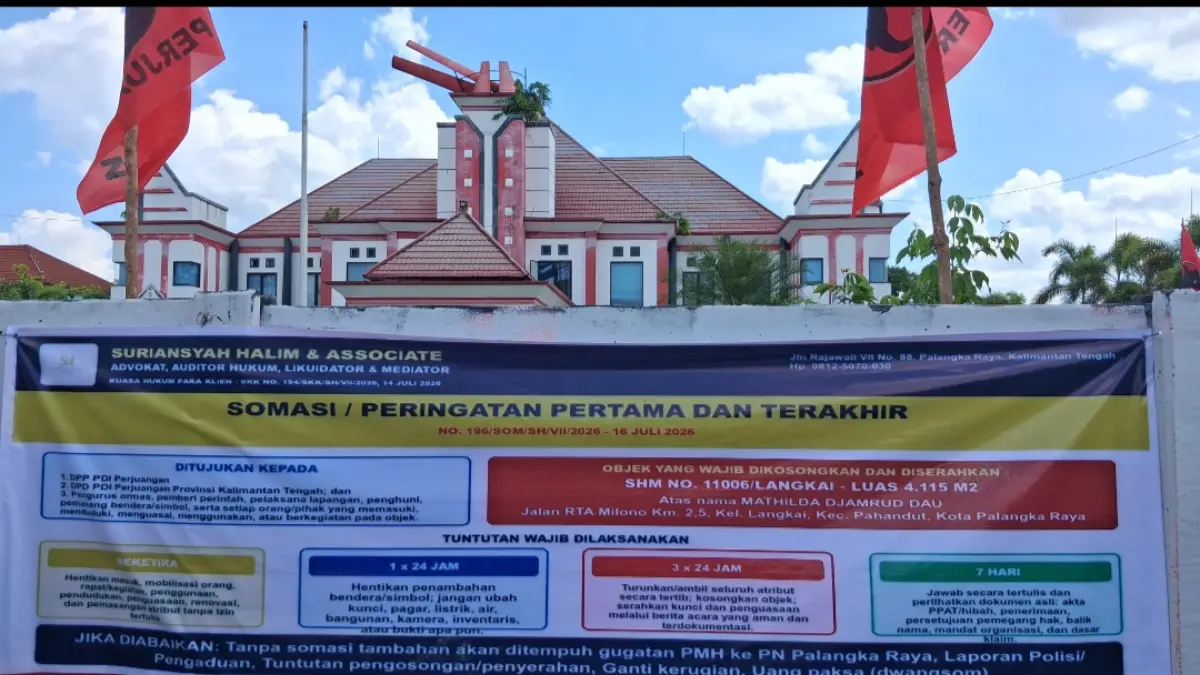 Somasi dipasang di eks Kantor PDIP Kalteng.(Agus Pramono/kaltengpos.jawapos.com)