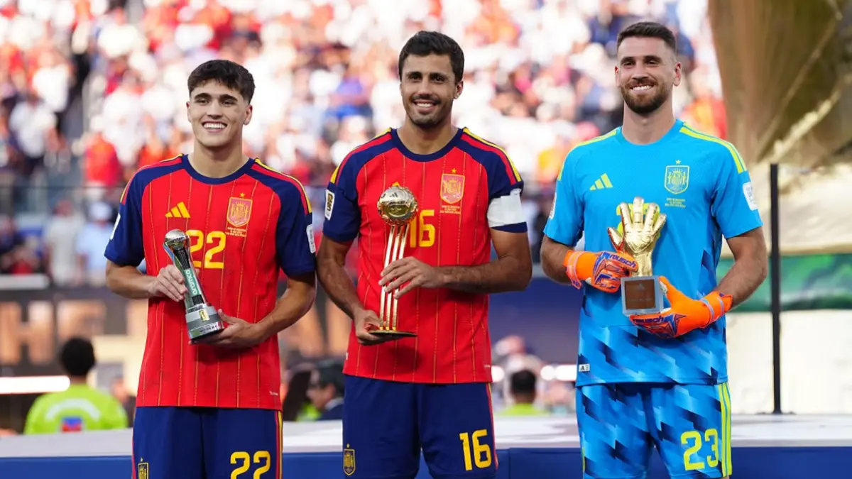 Tiga pemain Spanyol, Pau Cubarsi meraih penghargaan Pemain Muda Terbaik, Rodri dengan penghargaan Bola Emas, dan kiper Unai Simon dengan penghargaan Sarung Tangan Emas. (Sumber: Bradley Collyer/PA)