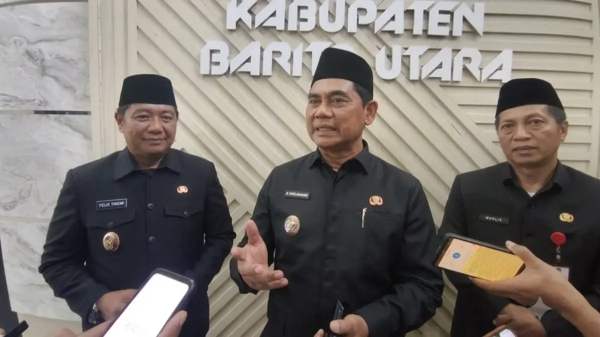 Bupati Barito Utara H Shalahuddin ditemani wakil bupati dan sekertaris daerah setelah mengikuti Sidang Paripurna III Masa Sidang III DPRD Barito Utara.(Humas)