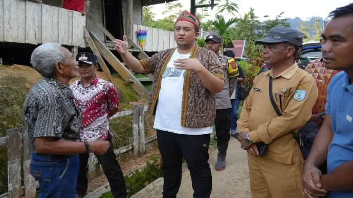 Bupati Lamandau, Rizky Aditya Putra, saat mengunjungi dua desa di Kecamatan Batang Kawa.(Dok pribadi)