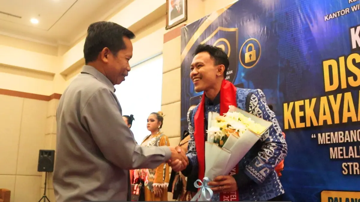Kepala Kantor Wilayah Kementerian Hukum Kalimantan Tengah, Hajrianor, bersama Duta Pelayanan Kekayaan Intelektual Kalimantan Tengah, R. Steffan Adji dan Adytia Anugrah, serta peserta fashion show WEAVORA pada kegiatan Diseminasi Kekayaan Intelektual di Palangka Raya, Selasa (21/7/2026). (Humas)