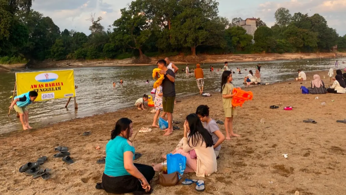 Warga berwisata di Sungai Lamandau yang Surut.(Ruslan/Kalteng Pos)