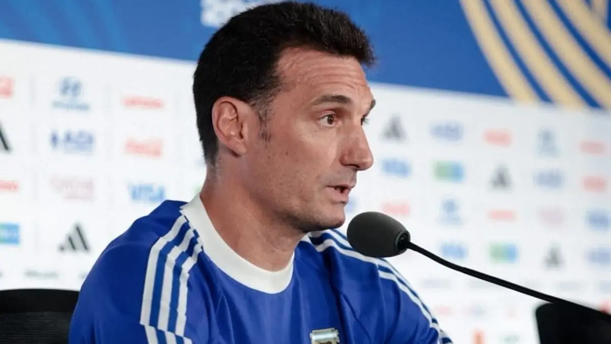 Lionel Scaloni mengaku tidak mengetahui insiden spanduk Malvinas yang dibentangkan pemain Argentina usai semifinal melawan Inggris. Pelatih Albiceleste juga belum mendapat informasi dari FIFA terkait kemungkinan sanksi. (Sumber: Instagram/@afaseleccion)