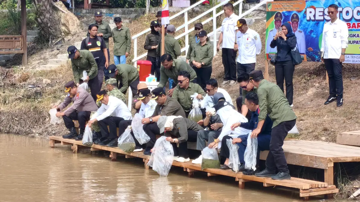 Bupati Barito Utara H Shalahuddin memimpin restocking benih ikan di DAM Trinsing, Desa Trinsing, Kecamatan Teweh Selatan.(Reno/Kalteng Pos)