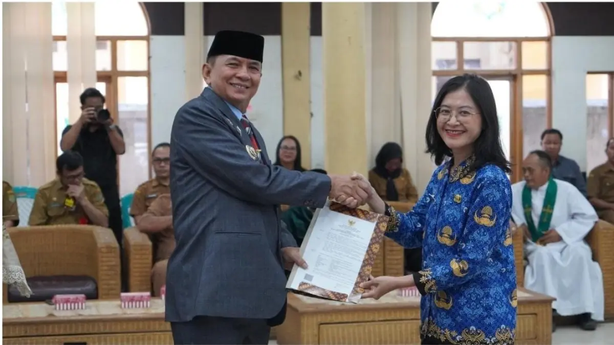 Bupati Bartim, M Yamin menyerahkan secara simbolis surat keputusan bupati tentang pengangkatan CPNS .(Humas)