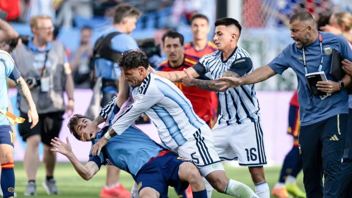 Gelandang Argentina Leandro Paredes diganjar kartu merah usai laga final Piala Dunia 2026 buntut kericuhan yang terjadi dengan para pemain Spanyol. (Sumber: x.com/ladbible/status)