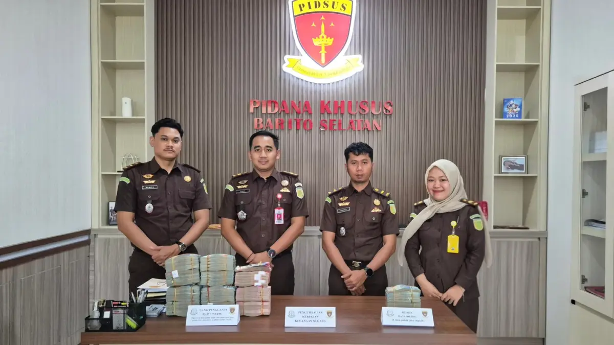 Kejari Barsel saat memperlihatkan uang pengganti kerugian negara pada Kasus KONI Barsel.(Humas)
