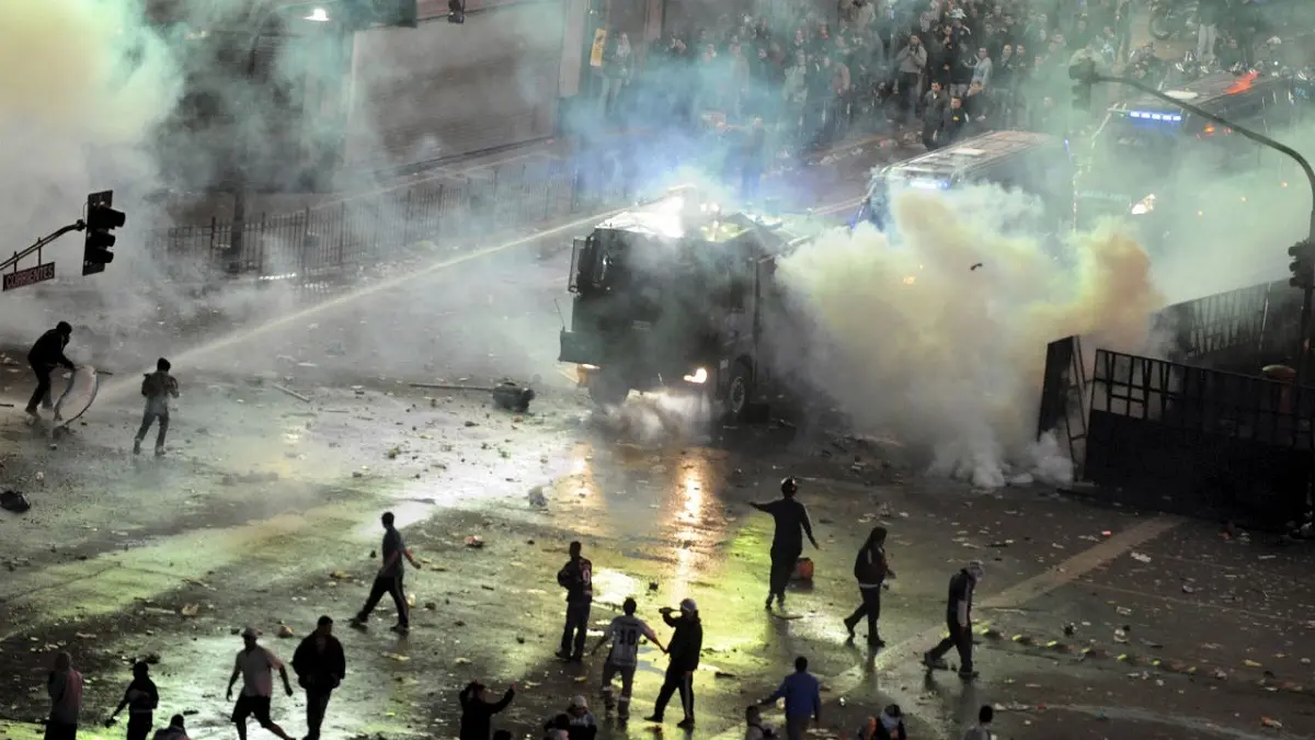 Kerusuhan pecah di Buenos Aires usai Argentina kalah 0-1 dari Spanyol pada final Piala Dunia 2026, Senin (20/7/2026) dini hari WIB. Polisi menembakkan gas air mata saat suporter Messi Cs bentrok dengan aparat. (Sumber: Getty Images)