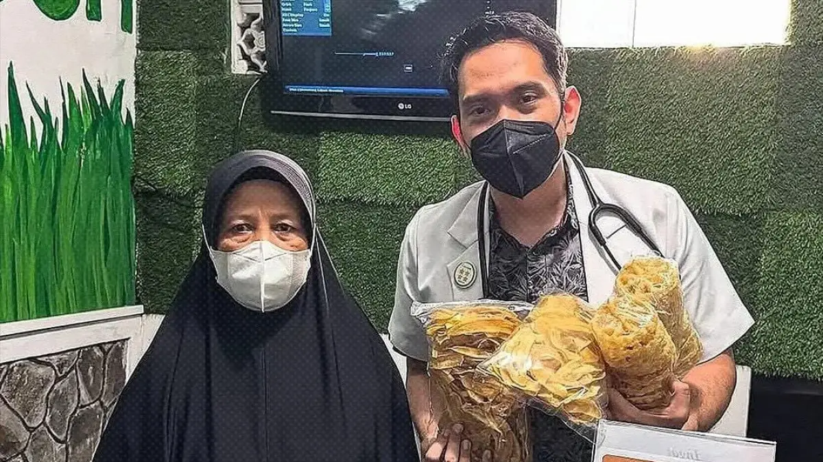 Klinik Harapan Sehat yang dipimpin dr Yusuf Nugraha bersama pasien.(Instagram/Pandemictalks)