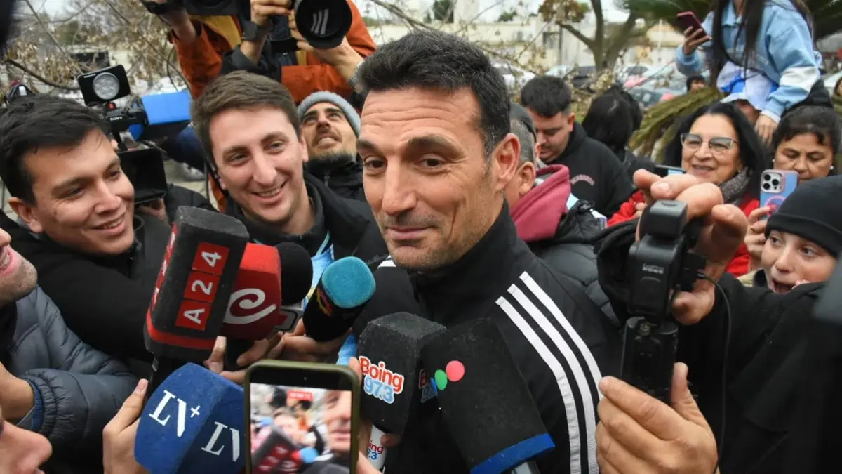 Lionel Scaloni kembali menangis saat disambut di kampung halamannya usai final Piala Dunia 2026. Pelatih Argentina mengakui keunggulan Spanyol dan memberi sinyal soal masa depannya. (Sumber: Leo Galletto)