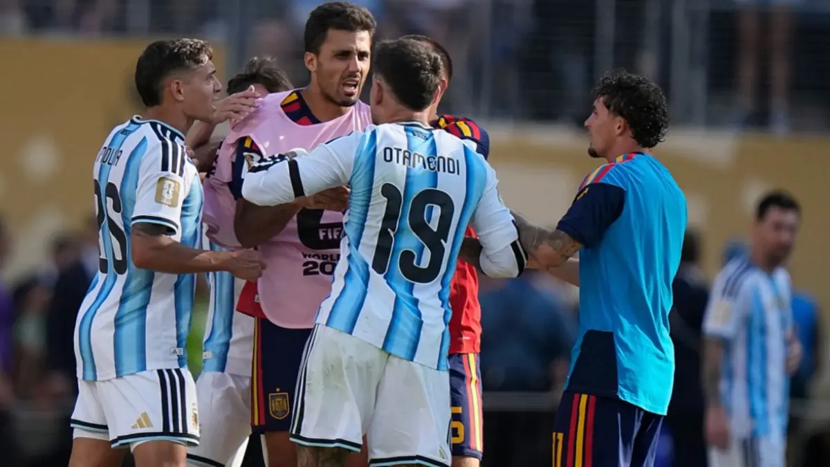 Nahuel Molina diduga menjadi pemicu kericuhan usai final Piala Dunia 2026 antara Spanyol vs Argentina. FIFA resmi membuka penyelidikan terhadap bentrokan yang melibatkan sejumlah pemain. (Sumber: AP Photo)