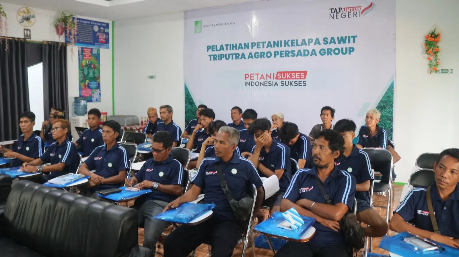 Para petani sawit mengikuti pelatihan.