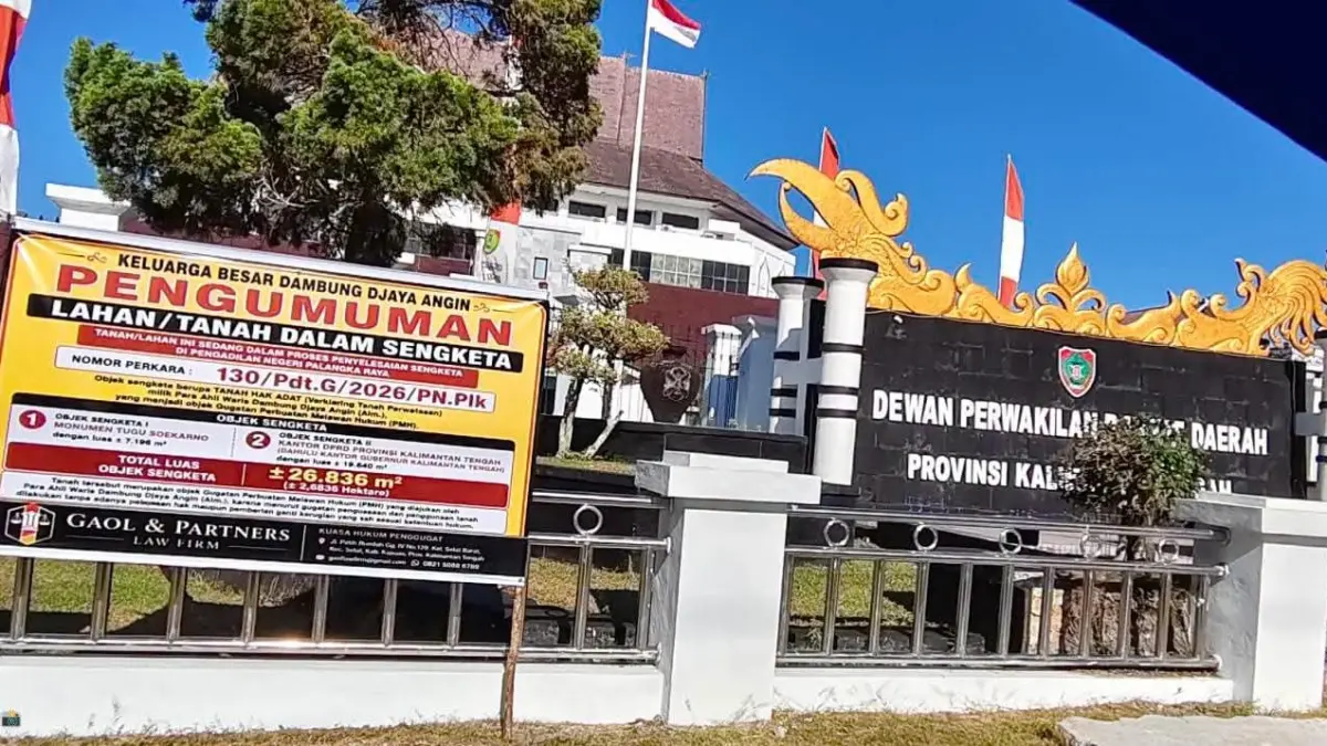 Plang sengketa di halaman DPRD Kalteng.(Facebook/Udin Kantoex)