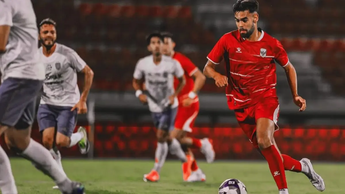 Timnas Indonesia mengalahkan Bali United 3-0 dalam laga uji coba di Gianyar. Marc Klok, Dony Tri Pamungkas, dan Mitchell Baker mencetak gol kemenangan jelang pengumuman skuad Piala AFF 2026. (Sumber: Instagram @jensraven9)