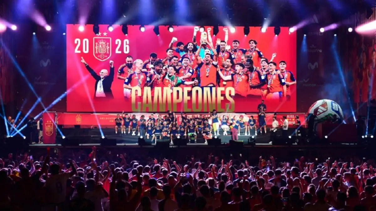 Timnas Spanyol mendapat sambutan spektakuler setibanya di Madrid usai menjuarai Piala Dunia 2026. Raja Felipe VI, Perdana Menteri Pedro Sanchez, hingga ribuan suporter ikut merayakan keberhasilan La Roja. (Sumber: Gustavo Valiente/Xinhua)