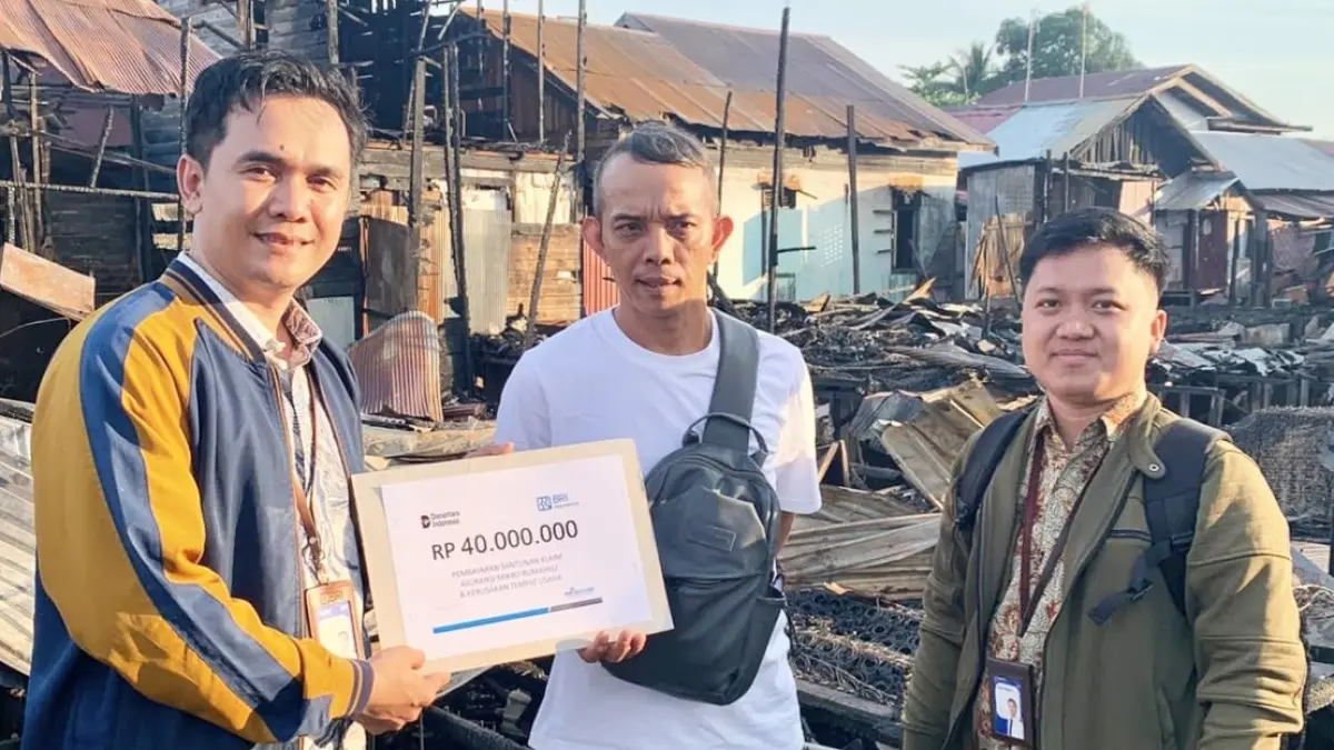 Kaunit Palangka Raya Kota, Agung Kaharap (kiri), saat menyerahkan santunan klaim BRIns Mikro kepada Abdurahman, Jalan Murjani Gg Sari 45.(BRI)

SIMBOLIS : Kaunit Palangka Raya Kota, Agung Kaharap (kiri),saat
saat menyerahkan santunan klaim BRIns Mikro kepada, Isnayadi,Jl Murjani Gg Sari 45, Kamis (23/7).