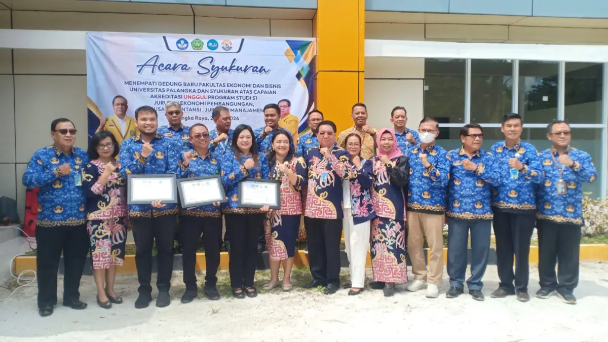 Dekan FEB UPR bersama wakil dekan, ketua jurusan, dan guru besar saat acara syukuran atas keberhasilan tiga prodi meraih akreditasi unggul, Kamis (23/7/2026).
