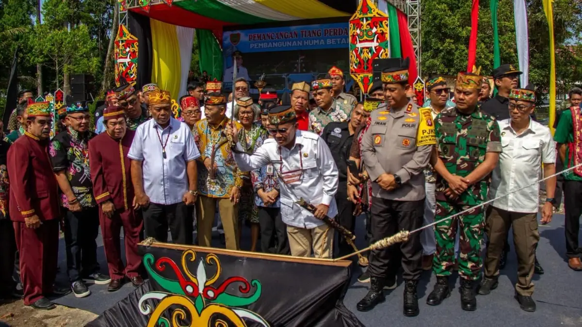 Gubernur Kalteng H Agustiar Sabran sambil memegang Mandau disaksikan forkopimda saat prosesi peletakan tiang pancang pembangunan Huma Betang.(Arief Prathama/Kalteng Pos)