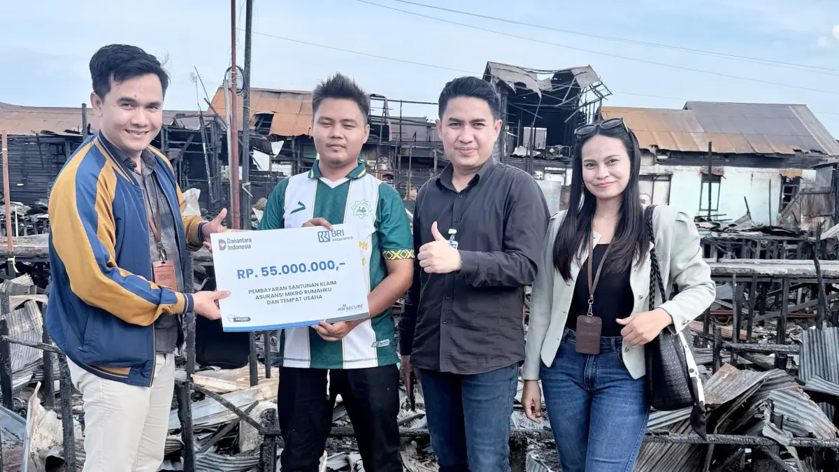 Kaunit Palangka Raya Kota, Agung Kaharap (kiri) menyerahkan santunan klaim BRIns Mikro kepada, Isnayadi, Jalan Murjani Gg Sari 45.(BRI)