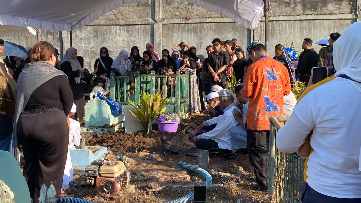 Prosesi pemakaman almarhum Muhammad Zulfikar Drakel di Sampit.(Miftah/kaltengpos.jawapos.com)