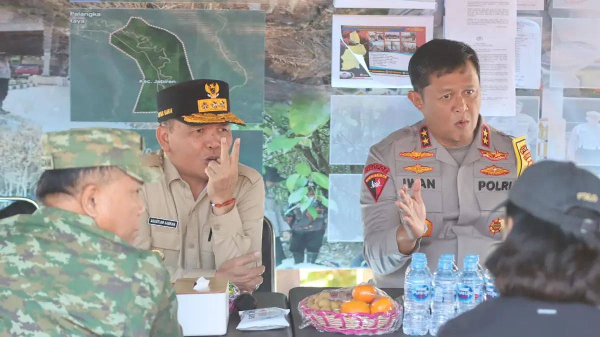 Gubernur Agustiar Sabran dan Kapolda Kalteng saat meninjau posko karhutla di Tumbang Nusa.(Humas)