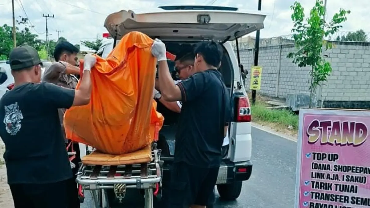 Petugas evakuasi korban kecelakaan di Jalan Karanggan.(Polisi)