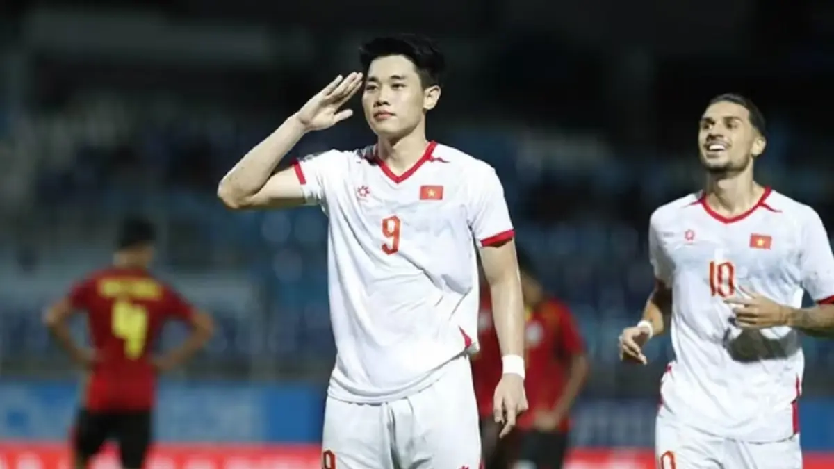 Timnas Vietnam tampil dominan dengan menggilasTimor Leste dengan skor 7-0. Dengan hasil tersebut, The Golden Stars menjadi pemucak sementara klasemen Grup A, disusul Singapura yang menang dramatis 2-1 atas Kamboja. (Sumber: Tuấn Hữu)