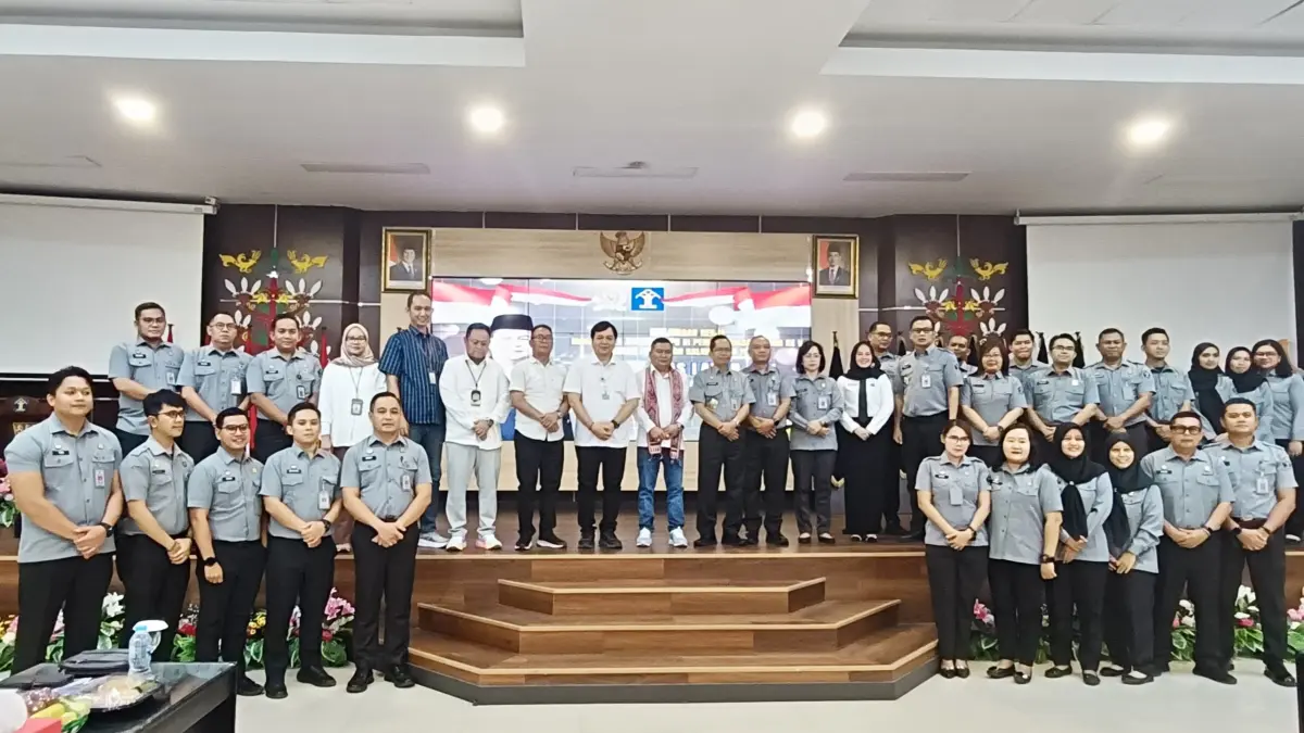 Anggota DPR RI Dapil Kalteng, Bias Layar SH (sembilan kiri/tengah) bersama pihak Kanwil Kemenkum Kalteng.